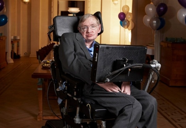 家人捐出霍金生前呼吸机治疗新冠感染者:曾陪伴他走遍世界